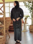 عباية أنيقة عملية باللون الأسود مع أكمام مطرزة بنقوش مميزة، تناسب الإطلالات اليومية.