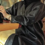 تفاصيل زخارف الأكمام لعباية سوداء عملية، بتطريز دقيق ومميز.